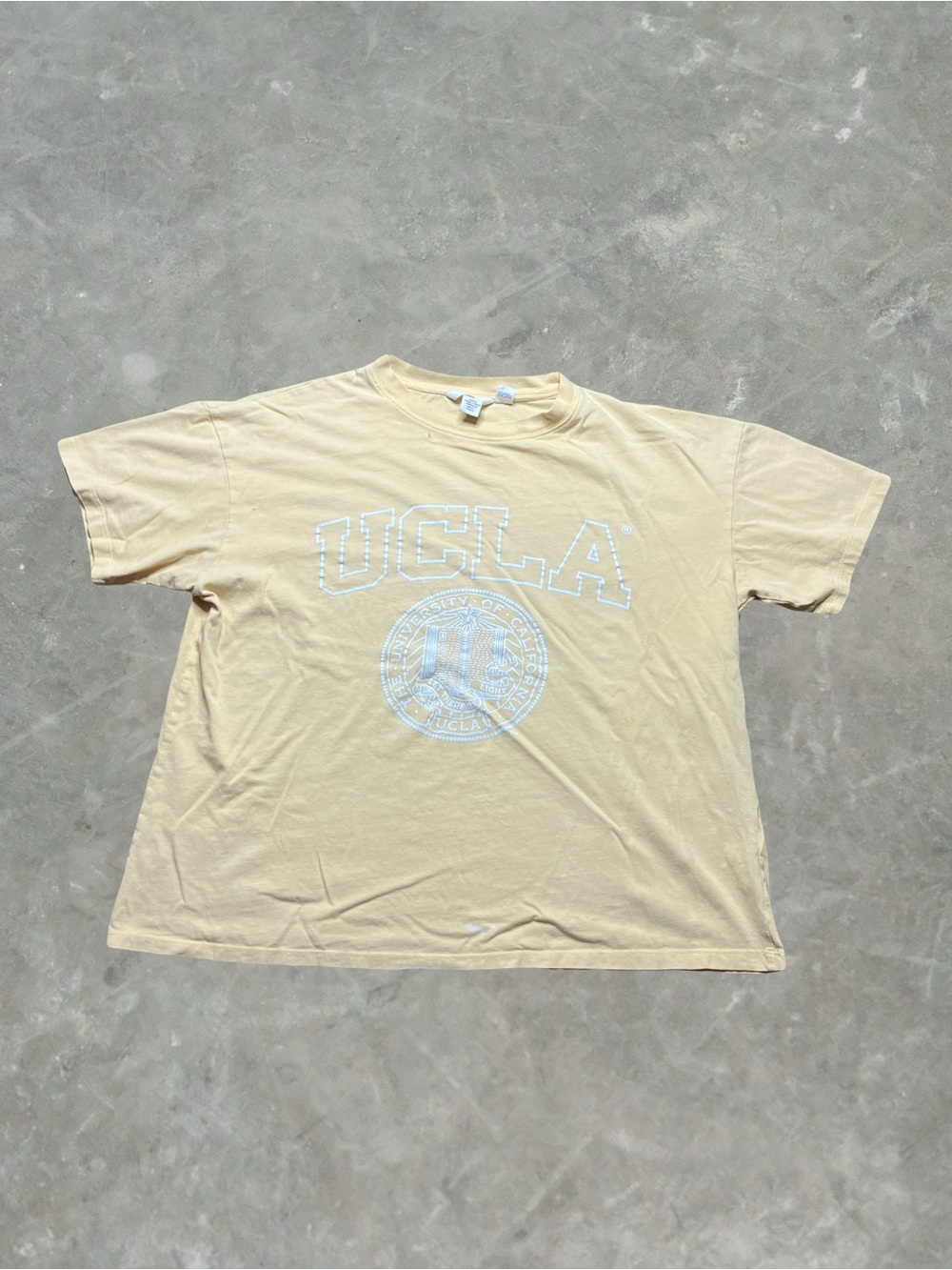 ☀️ H&M UCLA Bruins College Football Graphic Tee Mens Size L Yellow Cropped